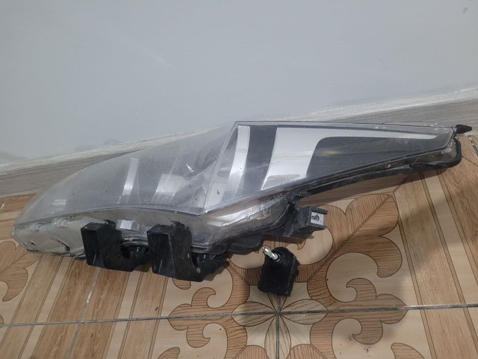 Продам фару тойота королла .