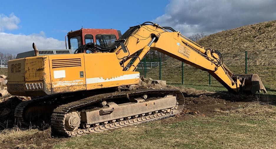 Dezmembrez excavator pe șenile Liebherr R912, R902, R914– piese utilaj