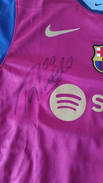 Vând un tricou al echipei Barcelona ,semnat de  Rivaldo și Ronaldo