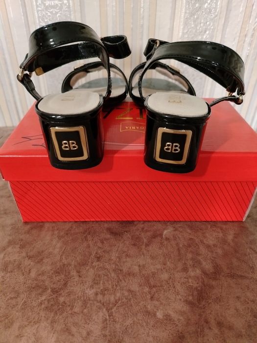 Черни,Лачени сандали BOLGARI, елегантност със златен акцент.