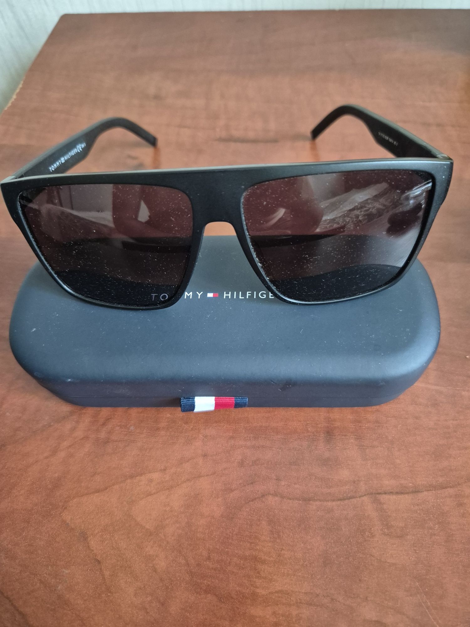 Очки Tommy Hilfiger