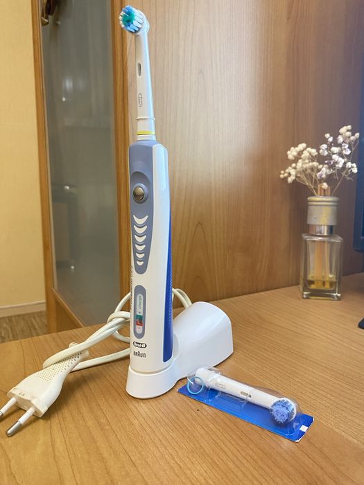 Электрическая зубная щетка