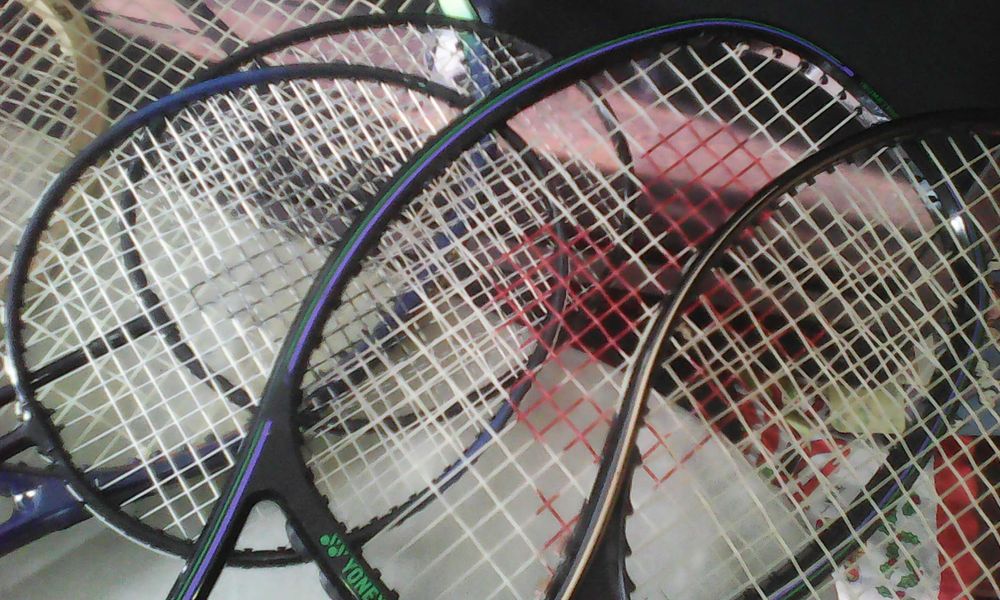 Palete tenis de camp din lemn si carbon ca noi