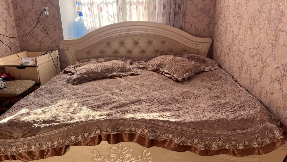 Кровать без матраса