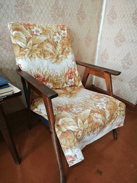 Продаю советские кресла и столик