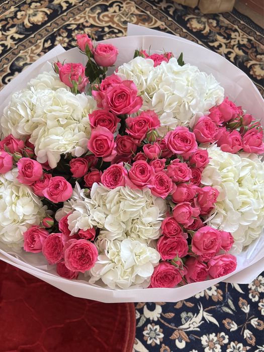 Букет из кустовых и гортензий