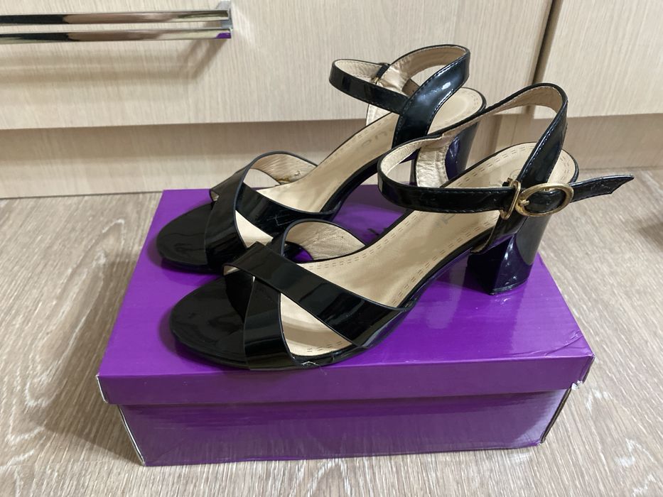 Новые лакированные черные туфельки. Размер обуви:37-38