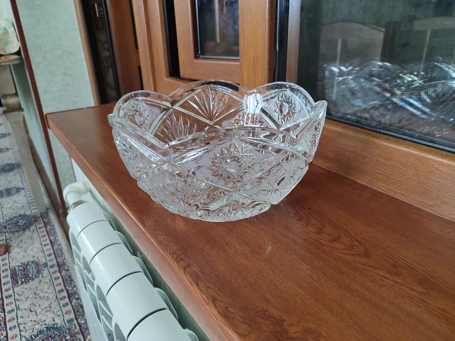 Gul uchun vaza va hrustalniy vaza sotiladi