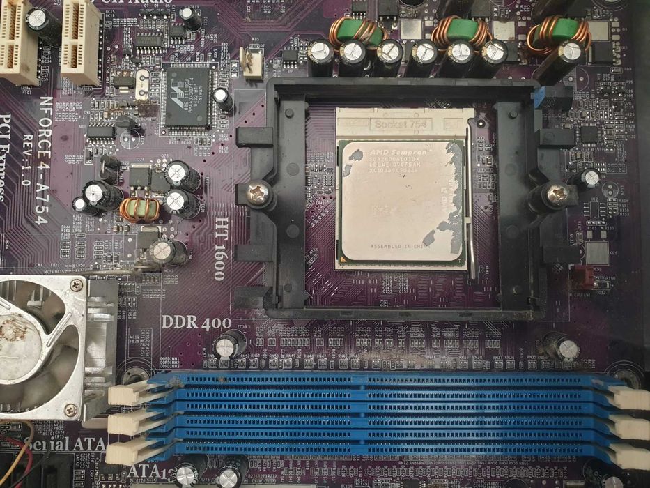 Лот компютърни кутии със захранвания и дънни платки