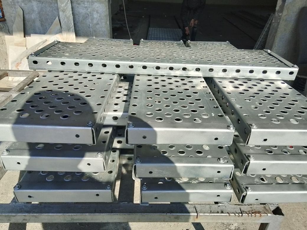 Vând trepte zincate metalice dacă va interesează sunaț la Nr de telefo