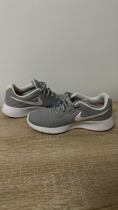 Adidasi Nike dama Tanjun