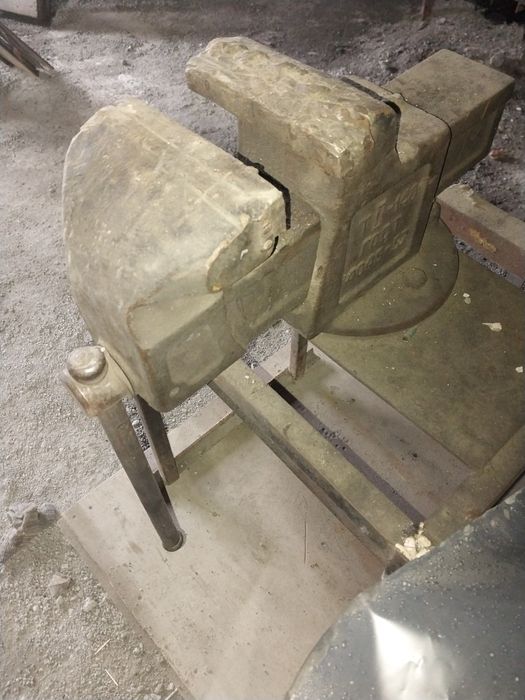 Тиски металлические