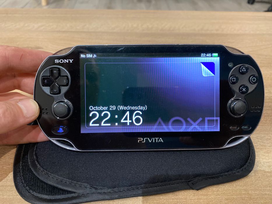 PlayStation Vita OLED (japoneză) modificată, cu jocuri