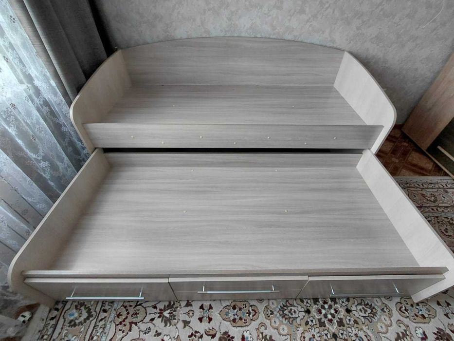 Продам двухярусную  кровать