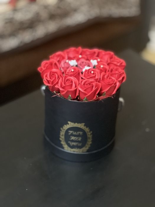 Aranjament cu flore de sapun rosii