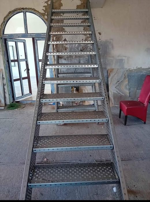 Confectionam scarii metalice zincate exterioare și pentru incendii , p