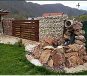 Piatra decorativa rotunjita și colturoasa alb rosiatic gri  bolovanii