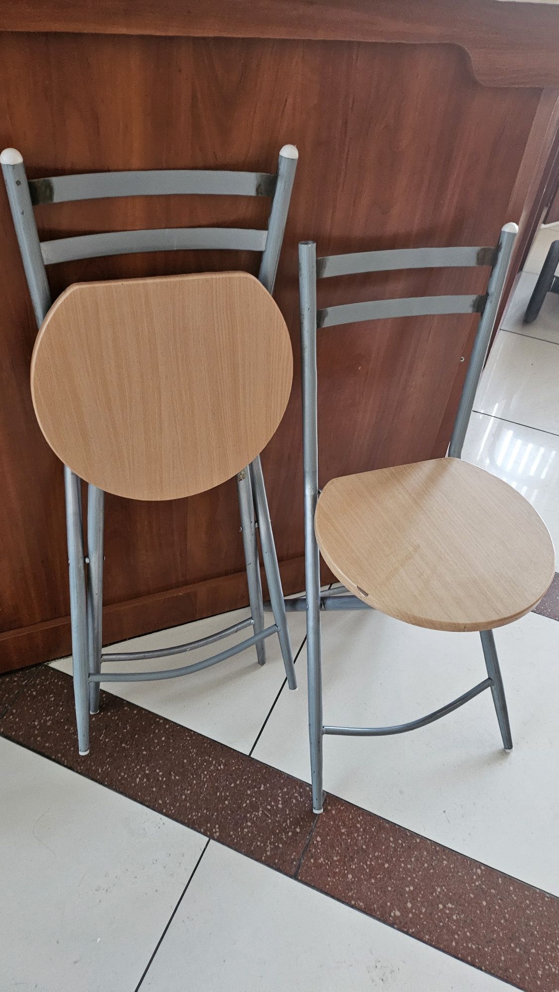 Продам круглый стол со стульями