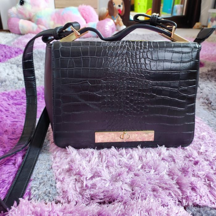 Дамска чанта с дълга дръжка