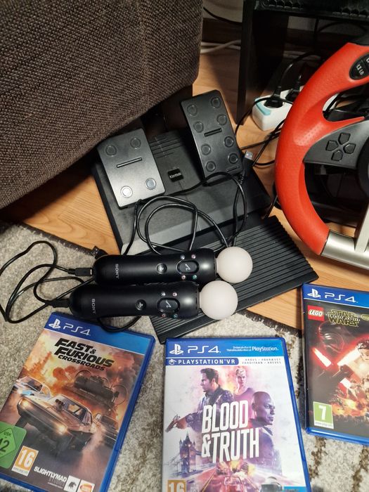 Vând  consola PS4  1 Tera pachet