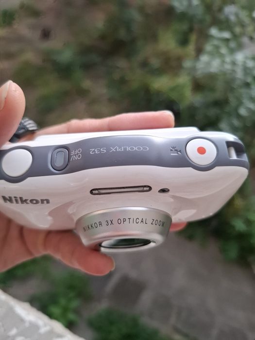 Компактен дигитален фотоапарат Nikon Coolpix S32 ударо и водоустойчив
