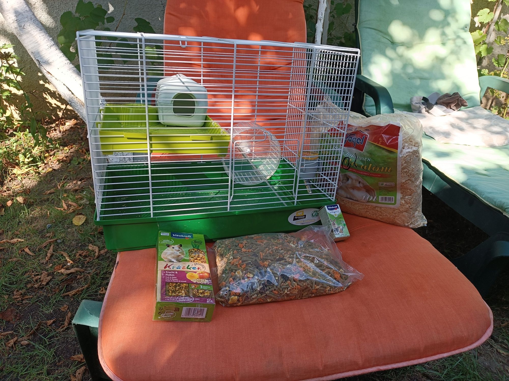 Vând cușcă hamster + accesorii și mâncare incluse