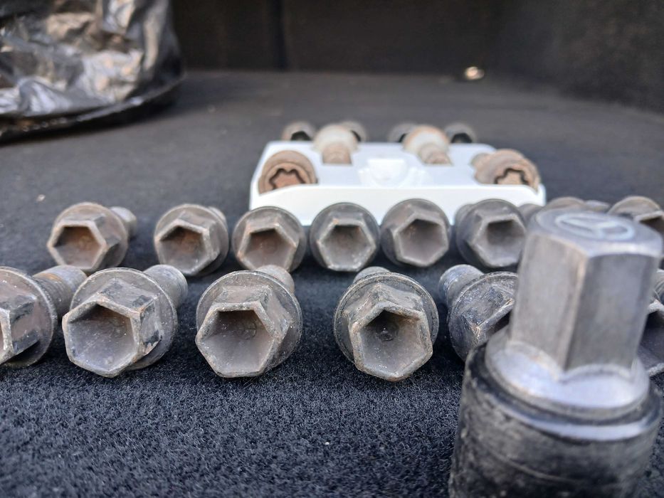 Болтове + секрет+камък за мерцедес