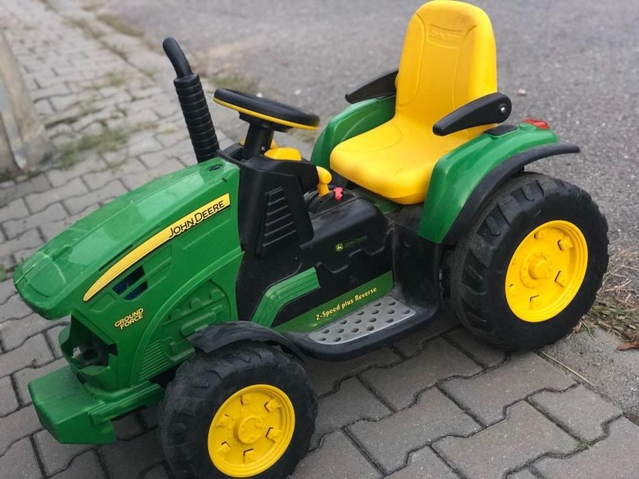 Tractoras electric John Deer cu remorca