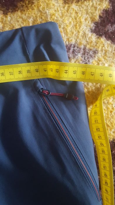 Salomon pantaloni damă impecabili.