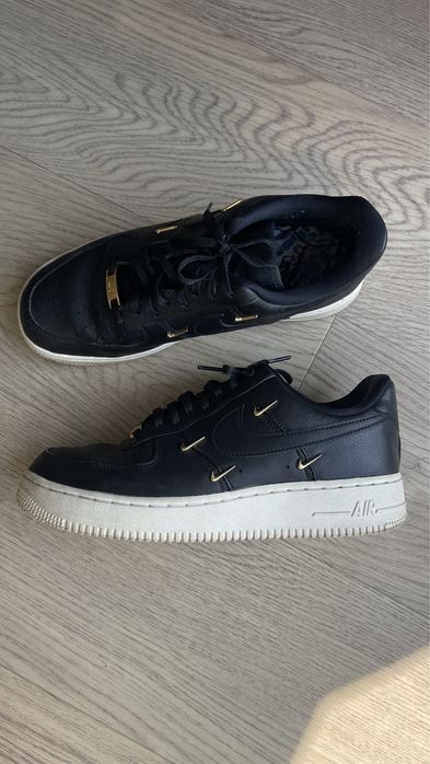Nike Air Force negri cu detalii aurii