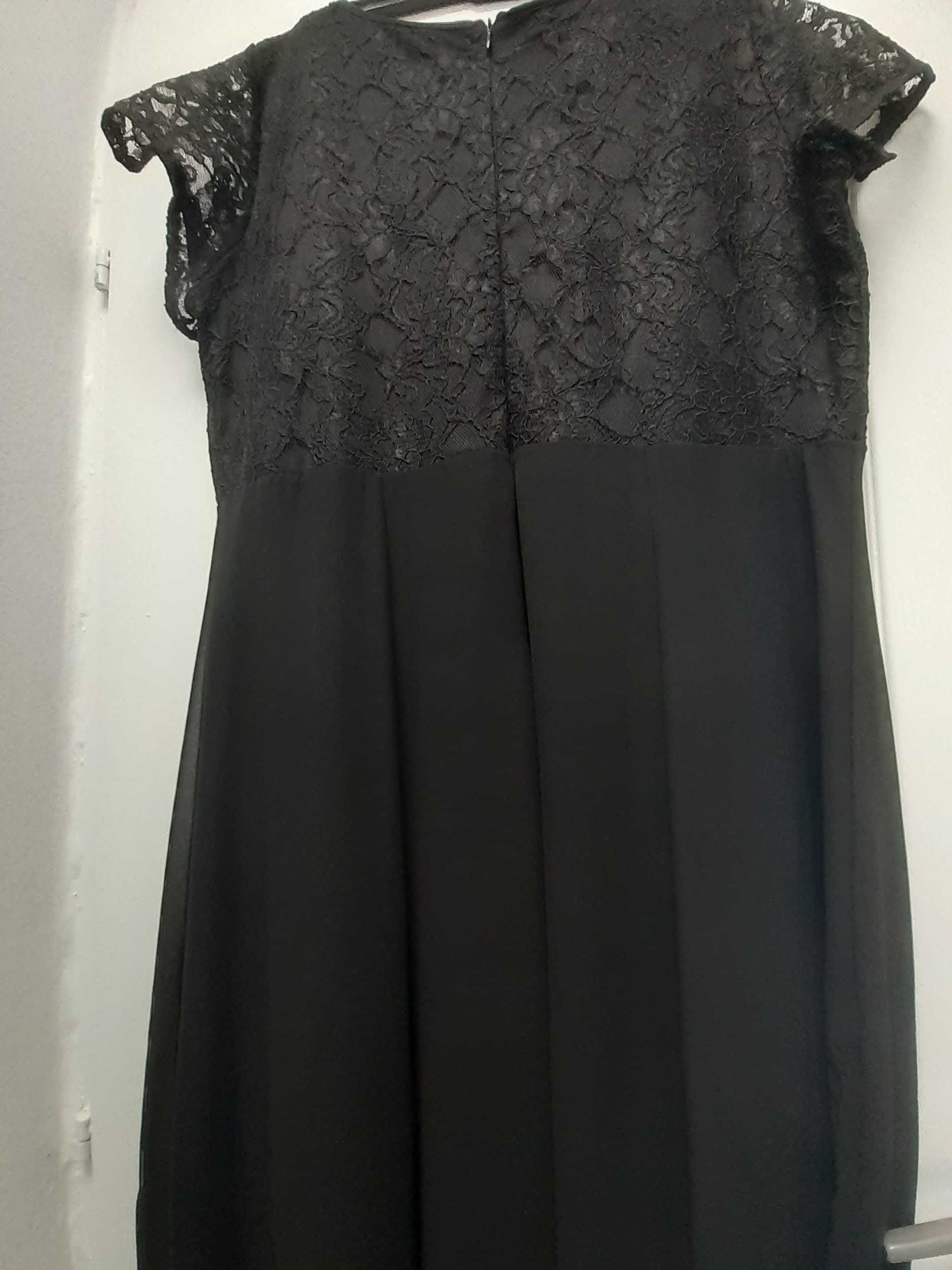 Vand rochie marimea 52,lunga culoare negru cu aplicatii pe piept