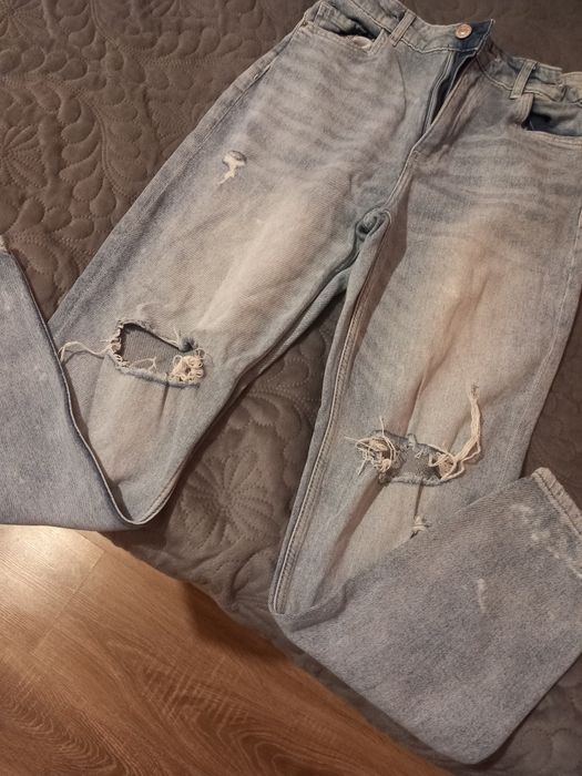 Blugi rupți în genunchi