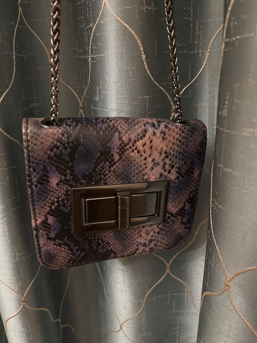 Продаю сумку,типо шанель,маленькая но компактная,идеальная для гулянки