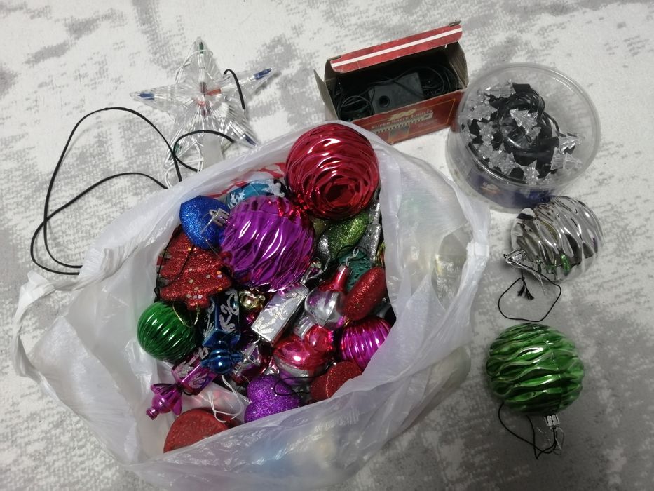 Новогодние игрушки и гирлянды