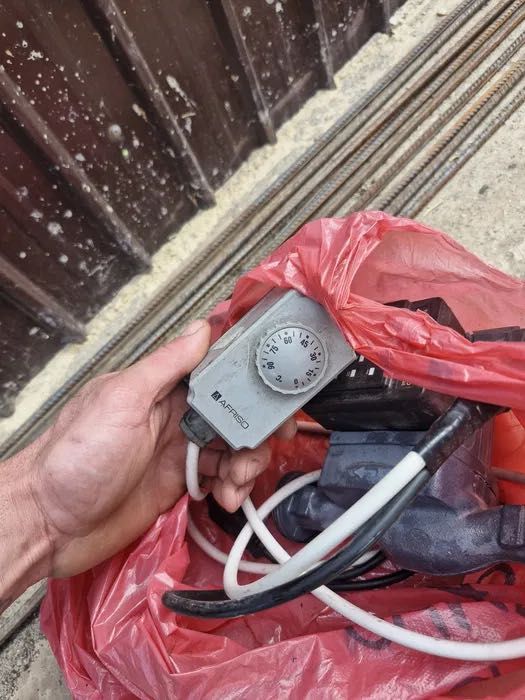 Vând centrală pe lemne