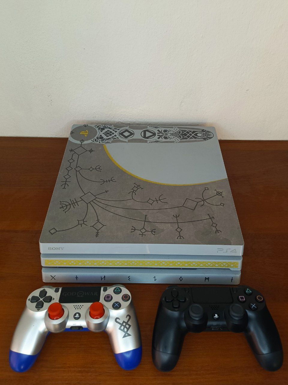 Ps4 PRO 1TB 4k UHD v:6.72 goldhen prishivkali+ 30 ta oʻyin