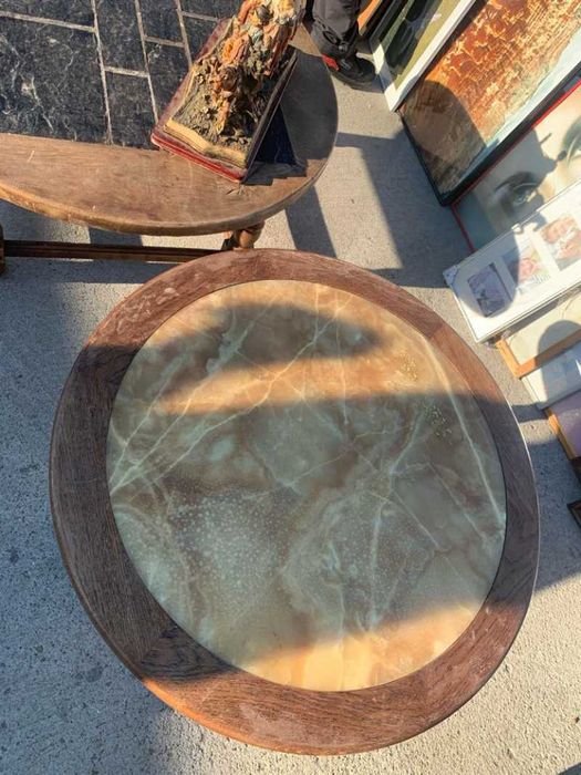 Masa rotunda din lemn incorporat piatra onix