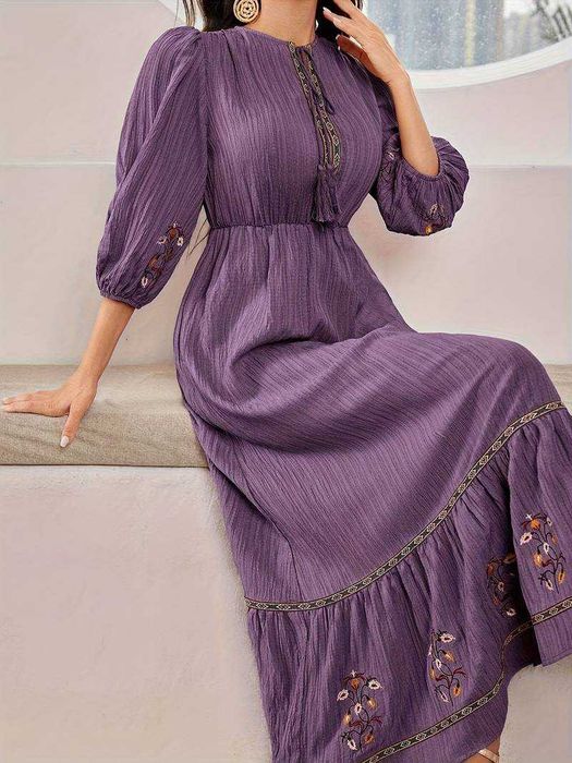 Лилава рокля с дълъг ръкав и цветни бродерии