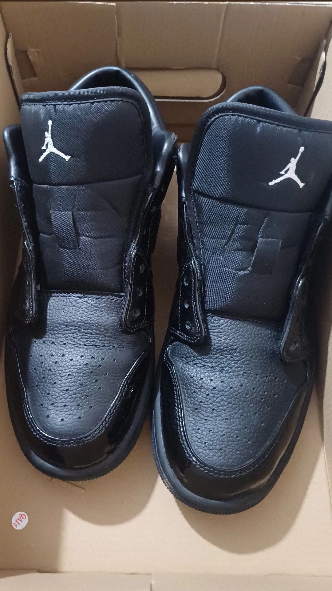 Продавам обувки Jordan 1 low 42 номер (без връзки)