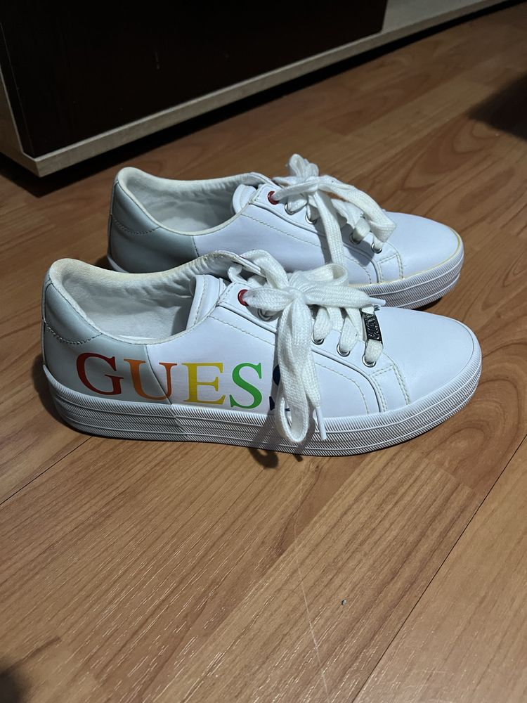 Обувки Guess