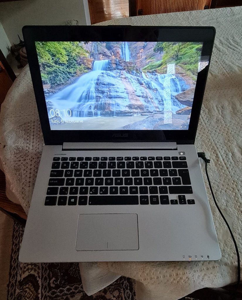 Laptop Asus Vivobook S300c cu touchscreen