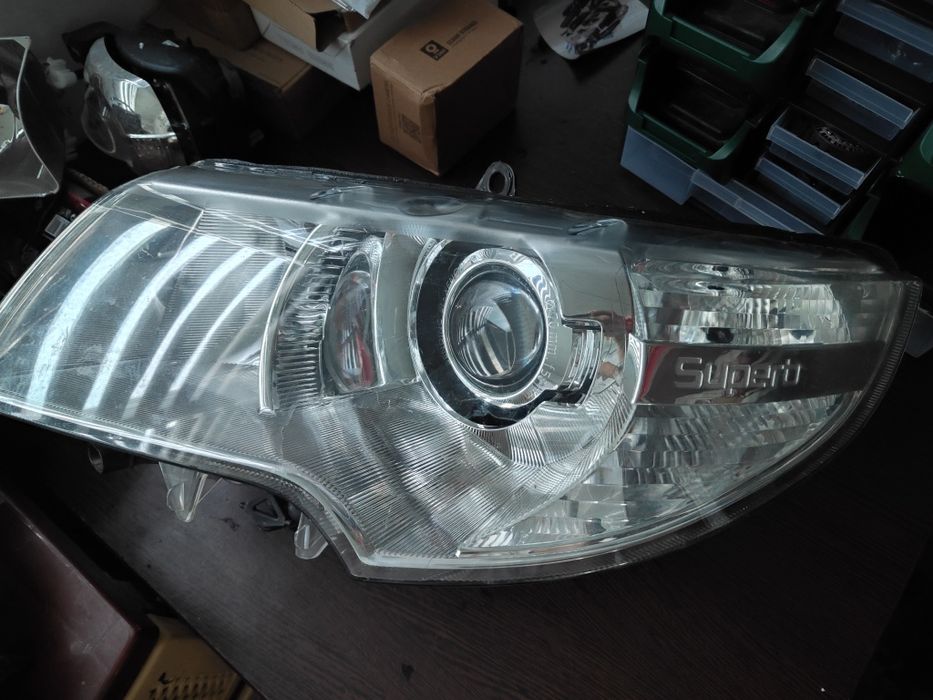 Far bi-xenon adaptiv Skoda Superb 2