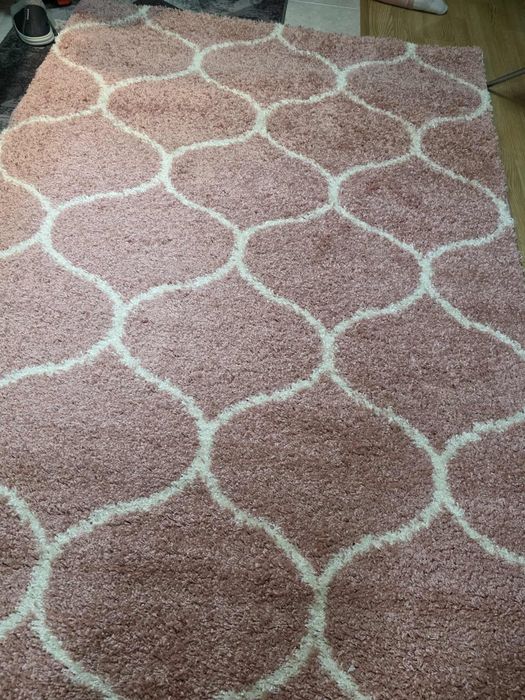 Чисто нов розов килим