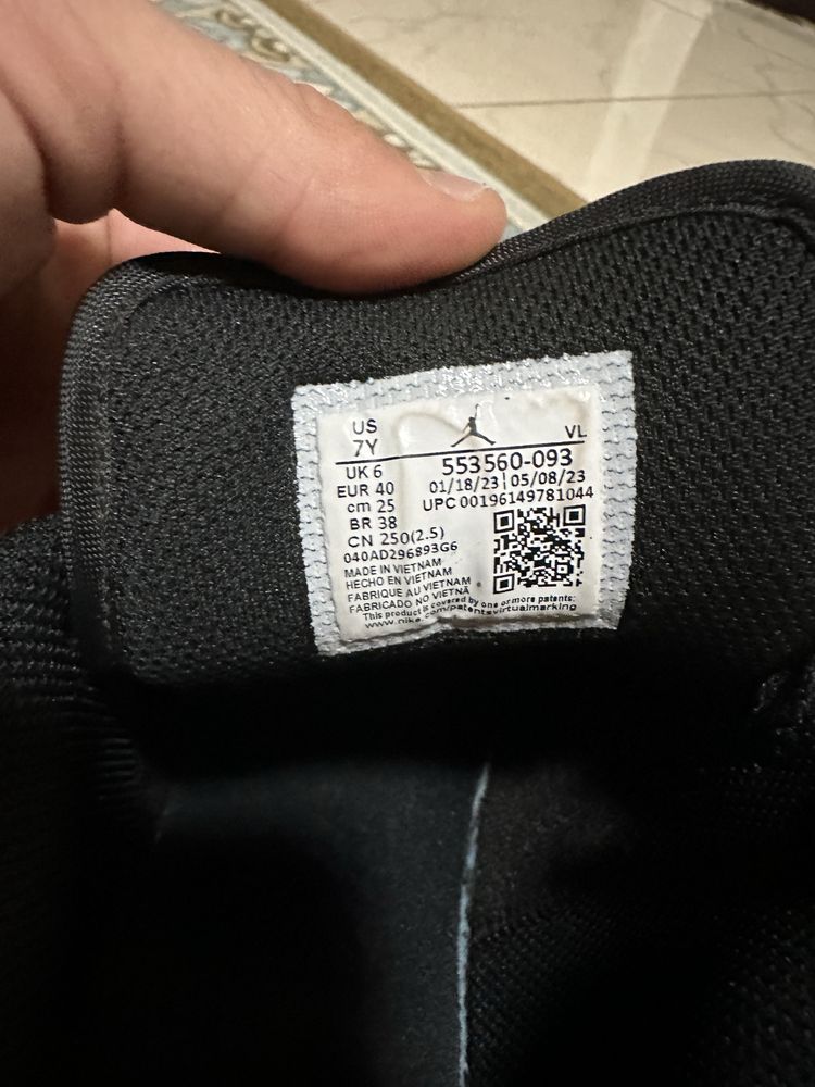 Jordan 1 Mid omarimea 40