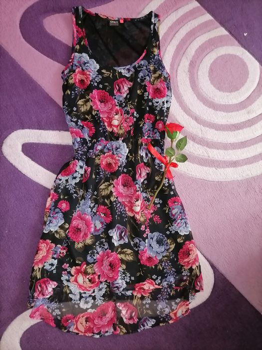 Ефирна рокля с флорални мотиви