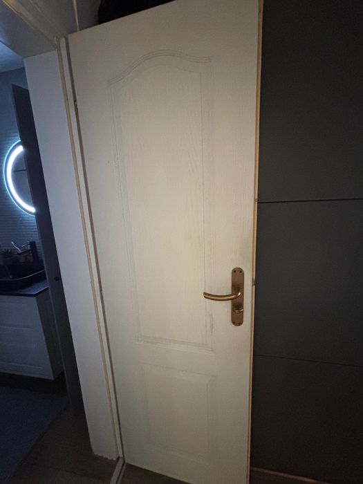 Вътрешни врати 4 броя бели. Размери 80 о 70.