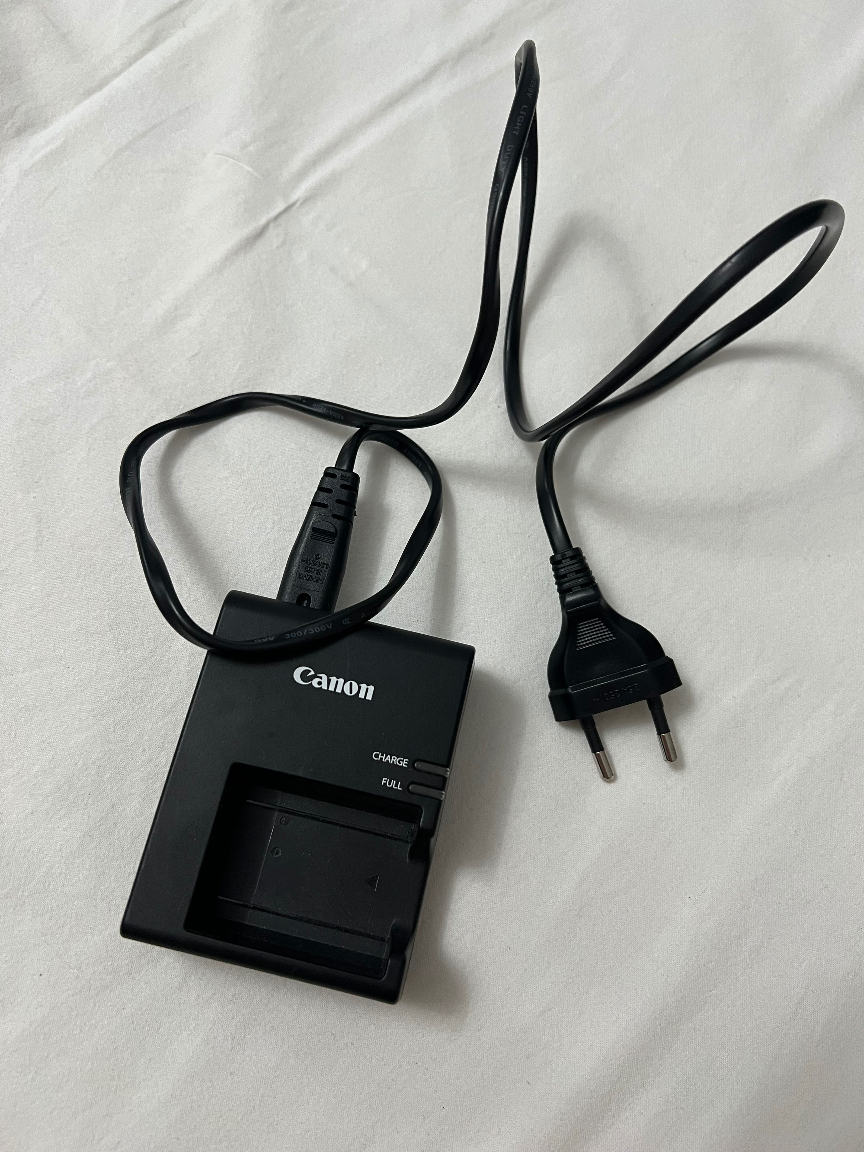 Фотоапарат Canon EOS 2000D