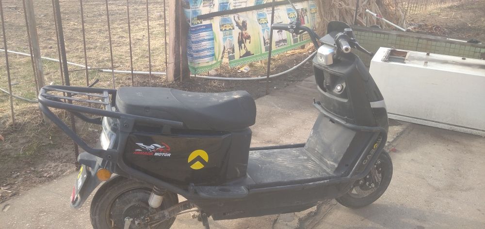 Elektro skuter.birinch qol toza minilgan 1 -2 joyda sarapinalari bor