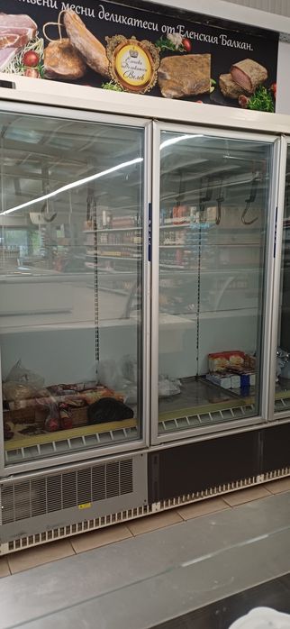 Колбасарска витрина с три врати