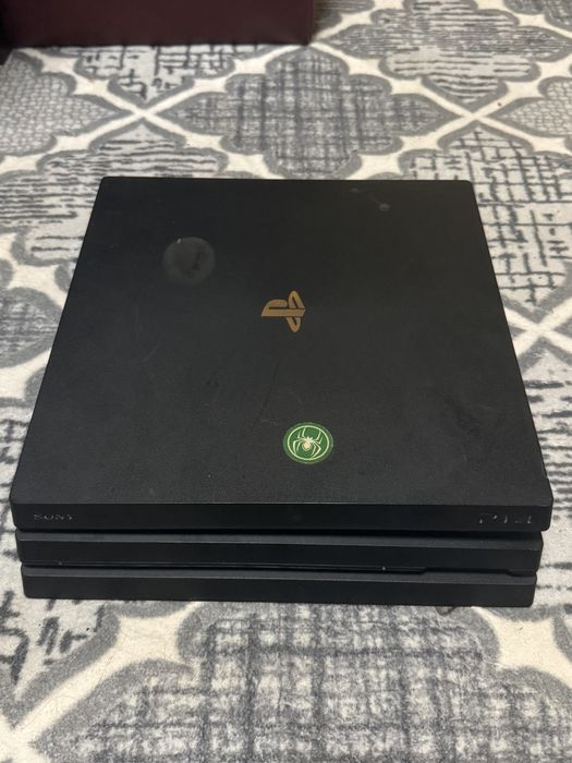 ps4 pro  със джойстик един  и със 3 игри
